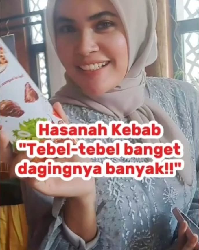 Kakak cantik ini suka banget Hasanah Kebab
